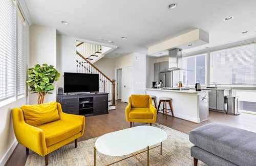 Nauck House | Classic Green Valley 3BR w/W/D, nr Restaurants & Bars, by Blueground