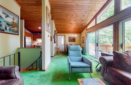 Londonderry House | Classic home half a mile from Magic Mountain with fireplace & large deck