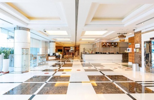 Al Mankhool Apartment | Classic King Room Near Sharaf DG Metro