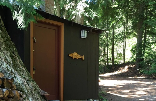 Christina Lake Cabin | Classic Lakeside Cabin