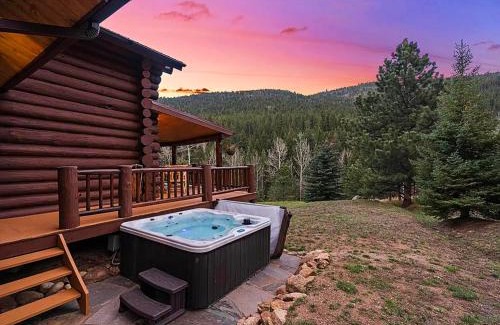Lyons House | Classic Log Cabin near Rocky Mountain National Park and near Skiing