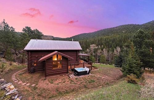 Lyons House | Classic Log Cabin near Rocky Mountain National Park and near Skiing