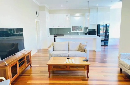 Wagga Wagga House | Classic Meets Modern in Central Wagga!