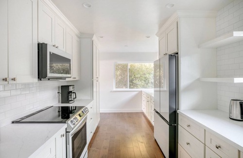 Downtown Apartment | Classic Menlo Park 2BR w/A/C & W/D, close to Tech HQs, by Blueground