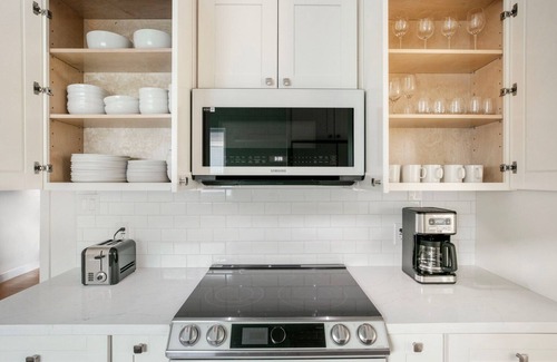 Downtown Apartment | Classic Menlo Park 2BR w/A/C & W/D, close to Tech HQs, by Blueground