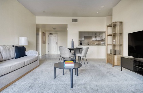 Evergreen Park Apartment | Classic Palo Alto 2BR w/W/D & Pool, walk to Pinterest, by Blueground