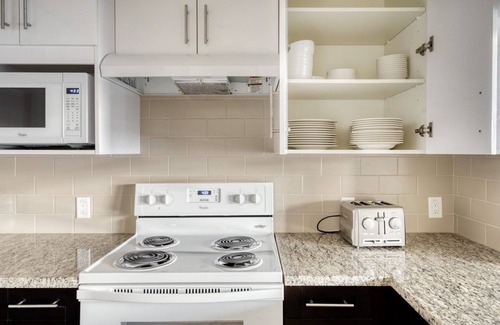 Evergreen Park Apartment | Classic Palo Alto 2BR w/W/D & Pool, walk to Pinterest, by Blueground