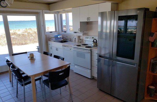 Tuckahoe House | Classic Southampton Peconic Bay Waterfront Bungalow Child Safe Gated Community