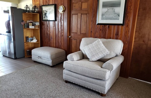 Tuckahoe House | Classic Southampton Peconic Bay Waterfront Bungalow Child Safe Gated Community