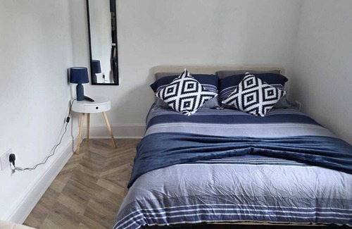 Hackney Downs Apartment | Classic studio with private bathroom and shower.