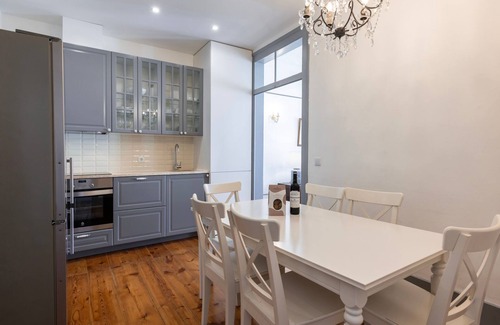 Martires Apartment | Classic & Super Central Apartment by LovelyStay