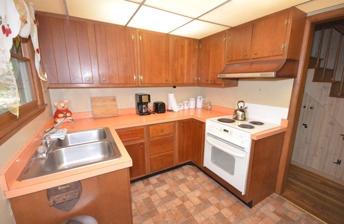 Glen Arbor House | Classic "up north" Big Glen cottage nestled by trees. Pet friendly.
