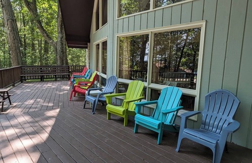 Glen Arbor House | Classic "up north" Big Glen cottage nestled by trees. Pet friendly.