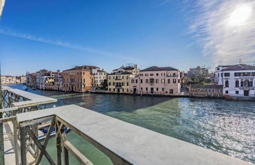 Cannaregio Apartment | Classic Venetian Elegance: Grand Canal Apartment in Palazzo Querini
