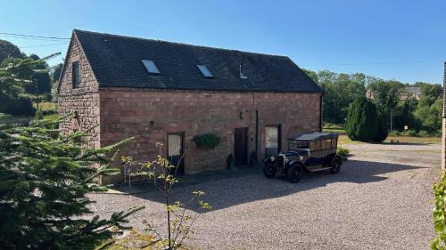 Cauldon Low House | Classy 2 Bed Peak District Cottage Barn - Alton Towers, Christmas Markets, Polar Bears, Chatsworth