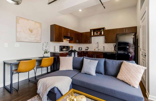 Downtown Kansas City Apartment | Classy 2BR Near Arrowhd & TMobile Parking, Rooftop