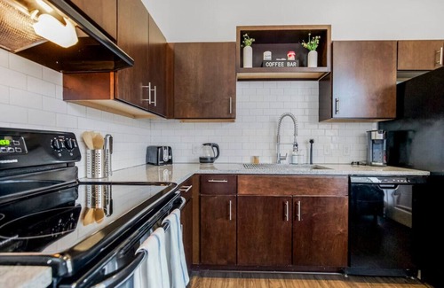 Downtown Kansas City Apartment | Classy 2BR Near Arrowhd & TMobile Parking, Rooftop