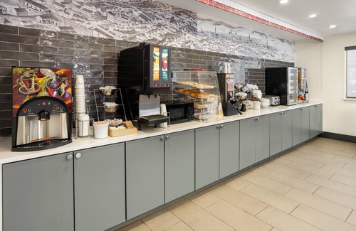 York Hotel | Clean 2 Queen-Bed Room in York just off I-83 Hershey Harrisburg