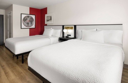 York Hotel | Clean 2 Queen-Bed Room in York just off I-83 Hershey Harrisburg