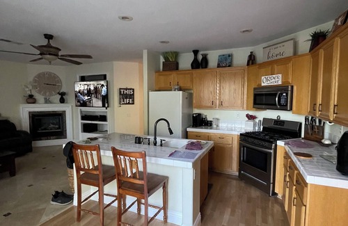 Corona House | Clean 3-bedroom house with AC and WiFi in peaceful Corona.