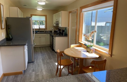 Myrtletown House | Clean and Bright Cottage, 3 bedroom with Laundry