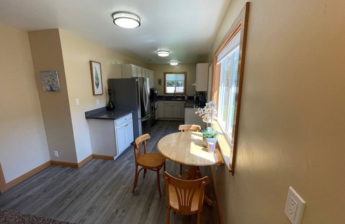 Myrtletown House | Clean and Bright Cottage, 3 bedroom with Laundry