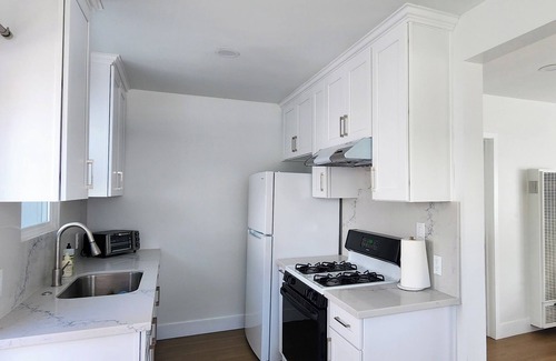 Palms House | Clean and Modern 1-bedroom house in the heart of Los Angeles with AC