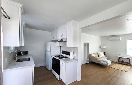 Palms House | Clean and Modern 1-bedroom house in the heart of Los Angeles with AC