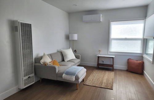 Palms House | Clean and Modern 1-bedroom house in the heart of Los Angeles with AC