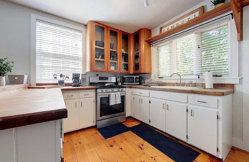 Off Broadway Cottage | Clean & Bright historic cottage steps from the Broadway Restaurant District!