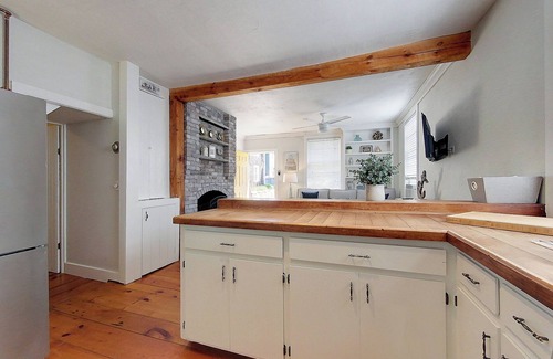 Off Broadway Cottage | Clean & Bright historic cottage steps from the Broadway Restaurant District!