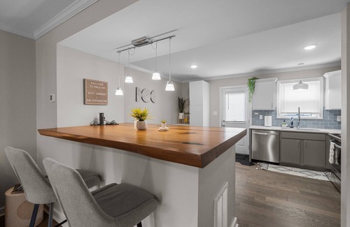 Downtown House | Clean & Comfy Townhouse 4-min walk to DT Raleigh with AC, WiFi, patios and more