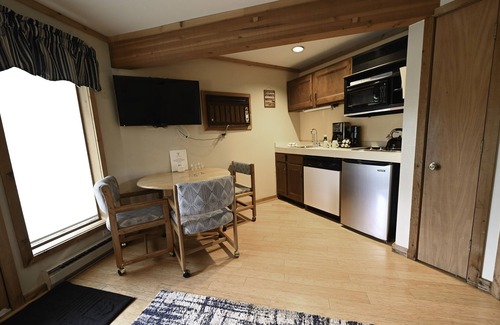 Mancelona Condo | Clean cozy 1 bdrm. MOUNTAIN VIEW! on golf course, pools Temperpedic mattress!