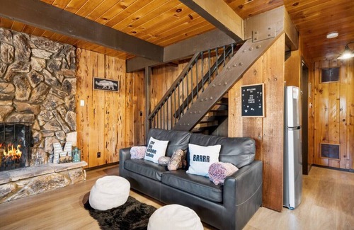 Whispering Forest Cabin | Clean & Cozy Family Cabin Near Lake with A/C