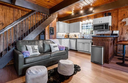 Whispering Forest Cabin | Clean & Cozy Family Cabin Near Lake with A/C