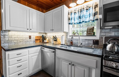 Whispering Forest Cabin | Clean & Cozy Family Cabin Near Lake with A/C