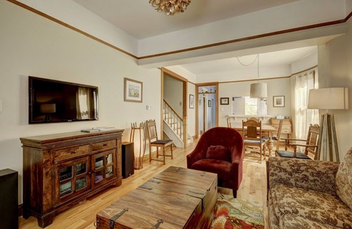 Sunnyside House | Clean & Cozy Kid-Friendly Home Near Downtown, Highlands, Hwy, Free WiFi