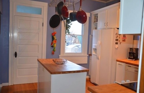 Sunnyside House | Clean & Cozy Kid-Friendly Home Near Downtown, Highlands, Hwy, Free WiFi
