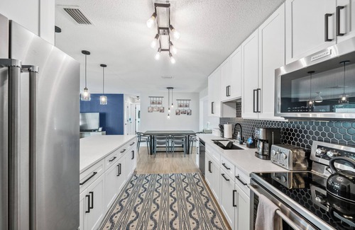Venice Gardens House | CLEAN! FREE Heated Pool! Close Beaches! Pet OK! CLEAN!