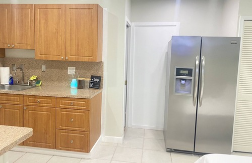 Tamiami Bed & Breakfast | Clean Miami Guest Suite