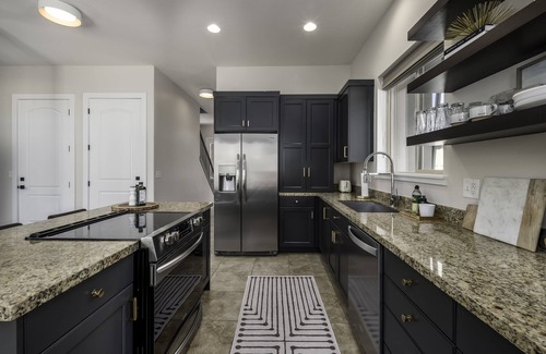 Cedar Hills House | Clean, modern, golf course home w/incredible mtn views, close to hike/golf/ski.
