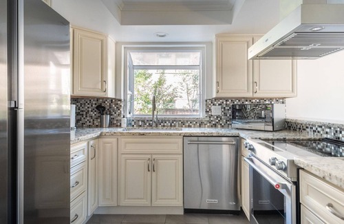 Downtown North House | Clean Palo Alto 3BR w/Backyard, nr Caltrain & Dining, by Blueground