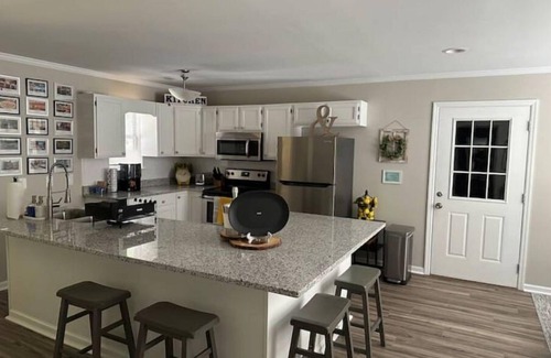 Savannah House | Clean, Quiet, & Cozy, Bungalow Getaway
