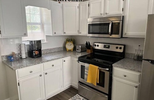 Savannah House | Clean, Quiet, & Cozy, Bungalow Getaway