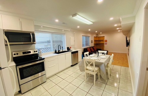 East Side House | CLEAN & SPACIOUS - TROUT LAKE - NANAIMO SKYTRAIN STATION