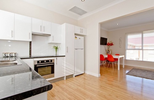 Glenelg Apartment | Clean spacious unit