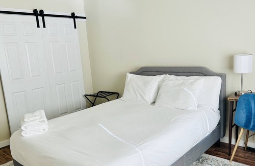 Redmond House | clean, stylish, relaxing home with hottub and fenced in backyard