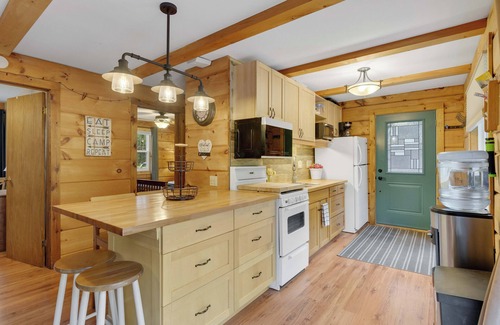 Trent Lakes Cabin | Clear Bay Cabinn Pet friendly log cabin, private 1.3 acres beach 4 min. drive.