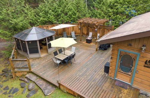 Trent Lakes Cabin | Clear Bay Cabinn Pet friendly log cabin, private 1.3 acres beach 4 min. drive.