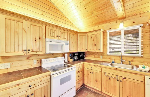 Mammoth Creek Cabin | Clear Creek Place, one level can in Panguitch Lake, UT